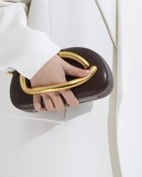 La Nacre chocolat tenue par son anse dorée